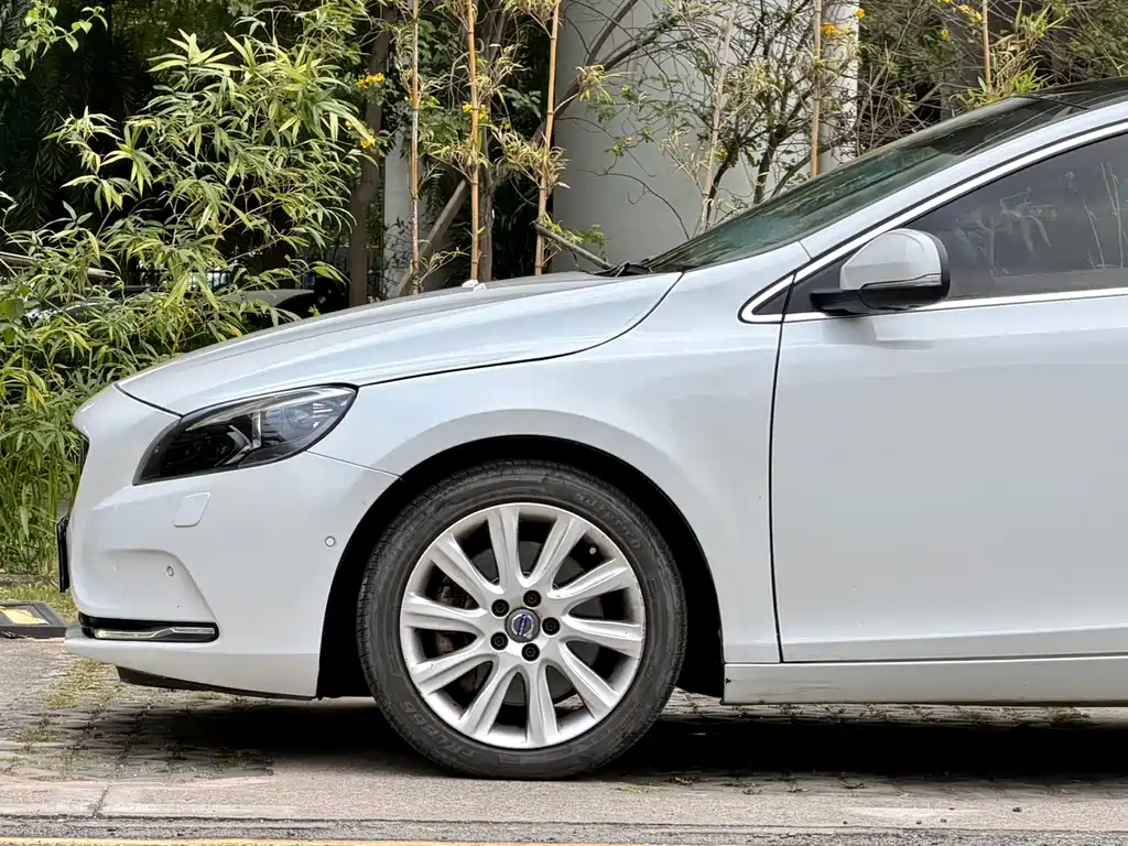 Volvo V40 2016 — фото 8