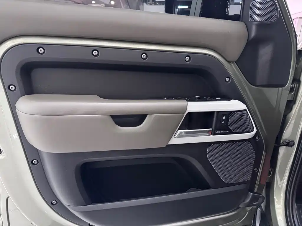 Land Rover Defender 2020 — фото 13