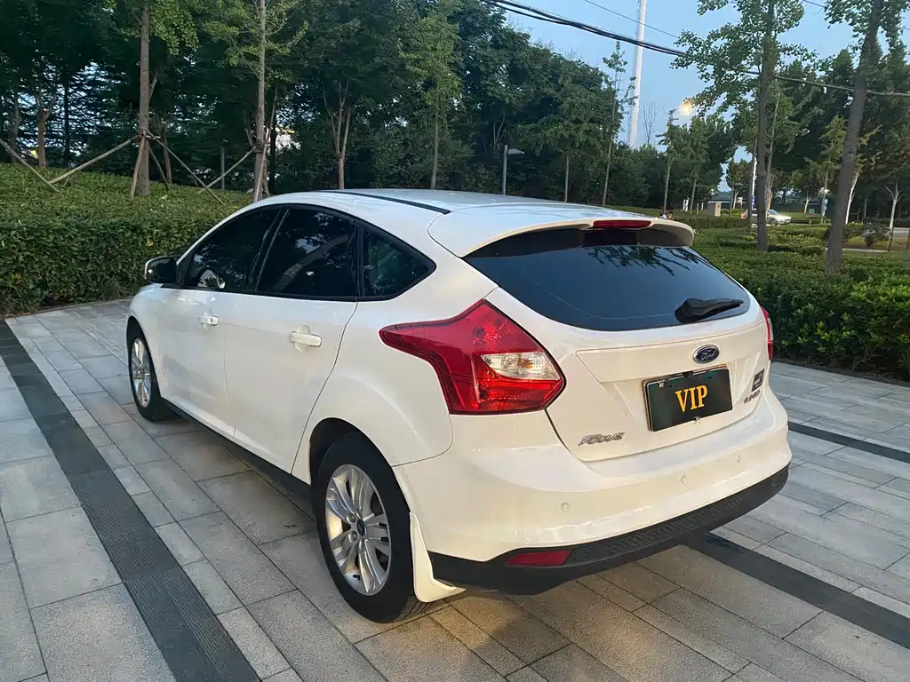 Ford Focus 2013 — фото 15