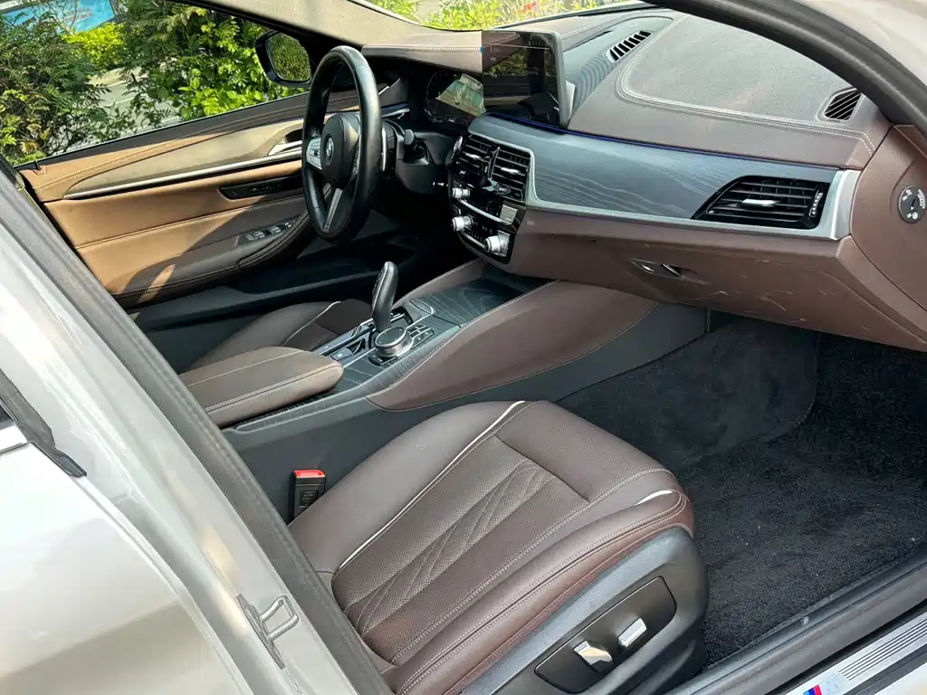 BMW 5 Series 2023 — фото 10