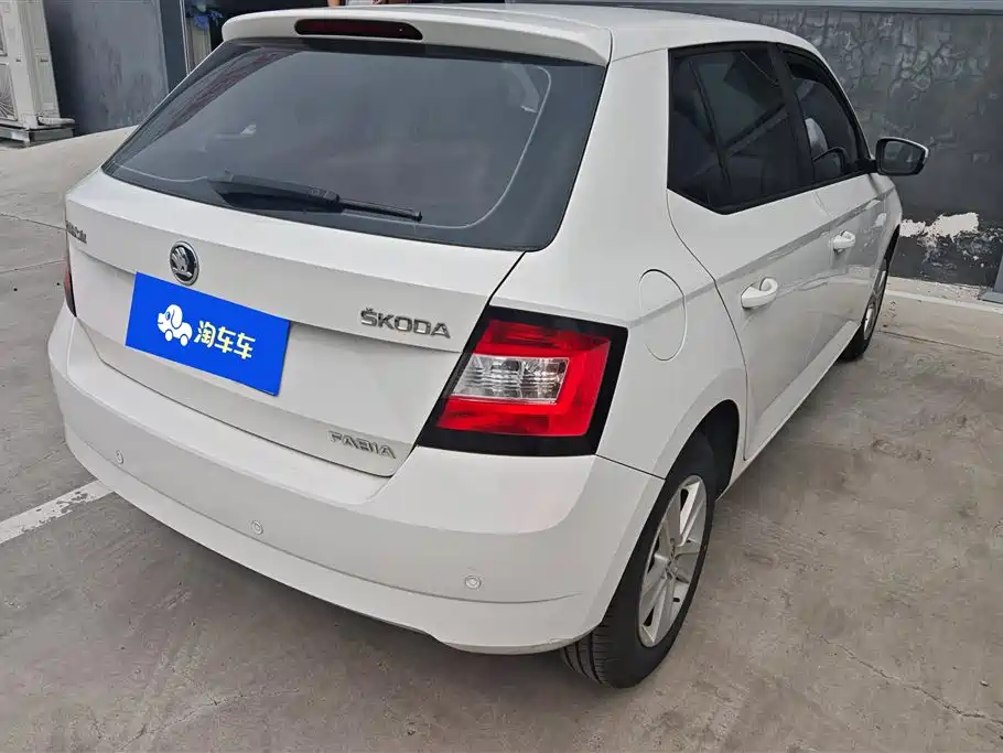 Skoda Fabia 2015 — фото 3