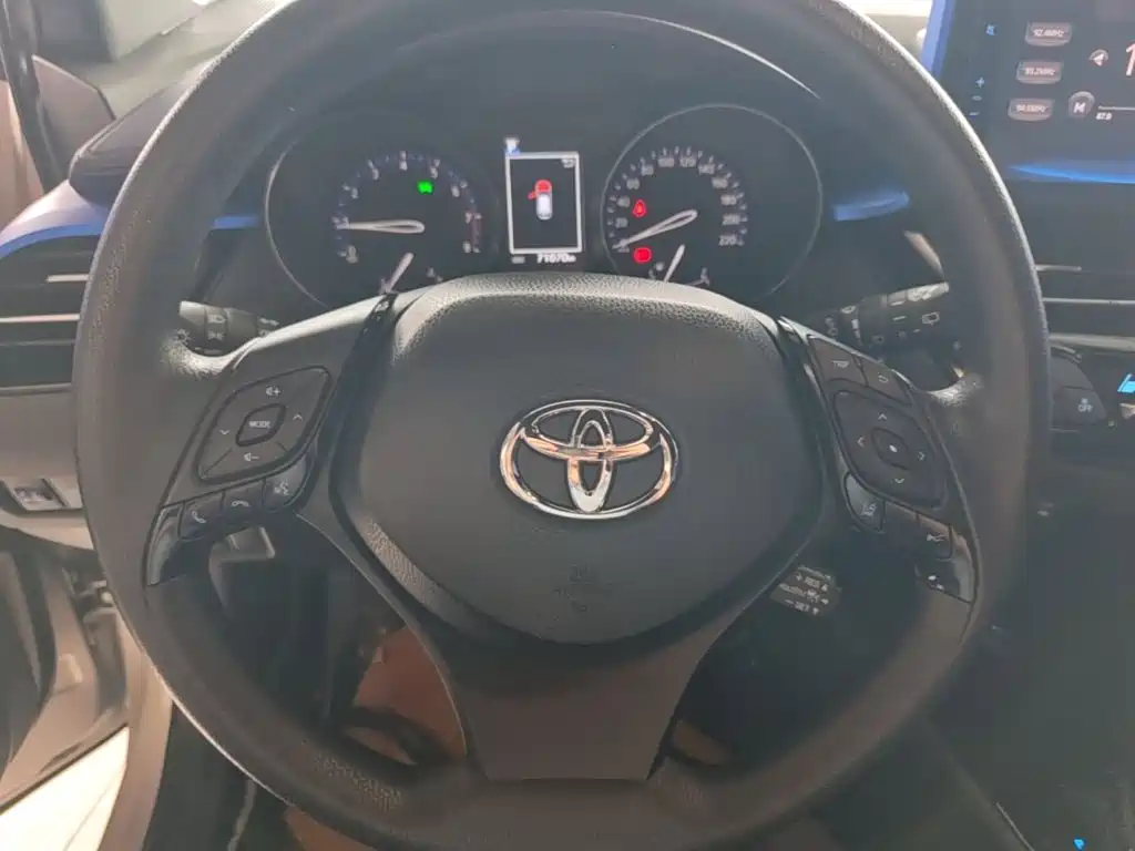 Toyota C-HR 2019 — фото 11