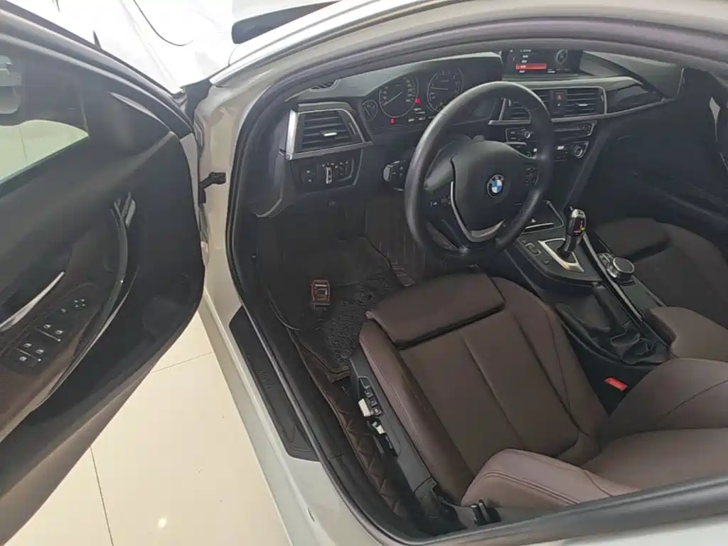 BMW 3 Series 2019 — фото 16