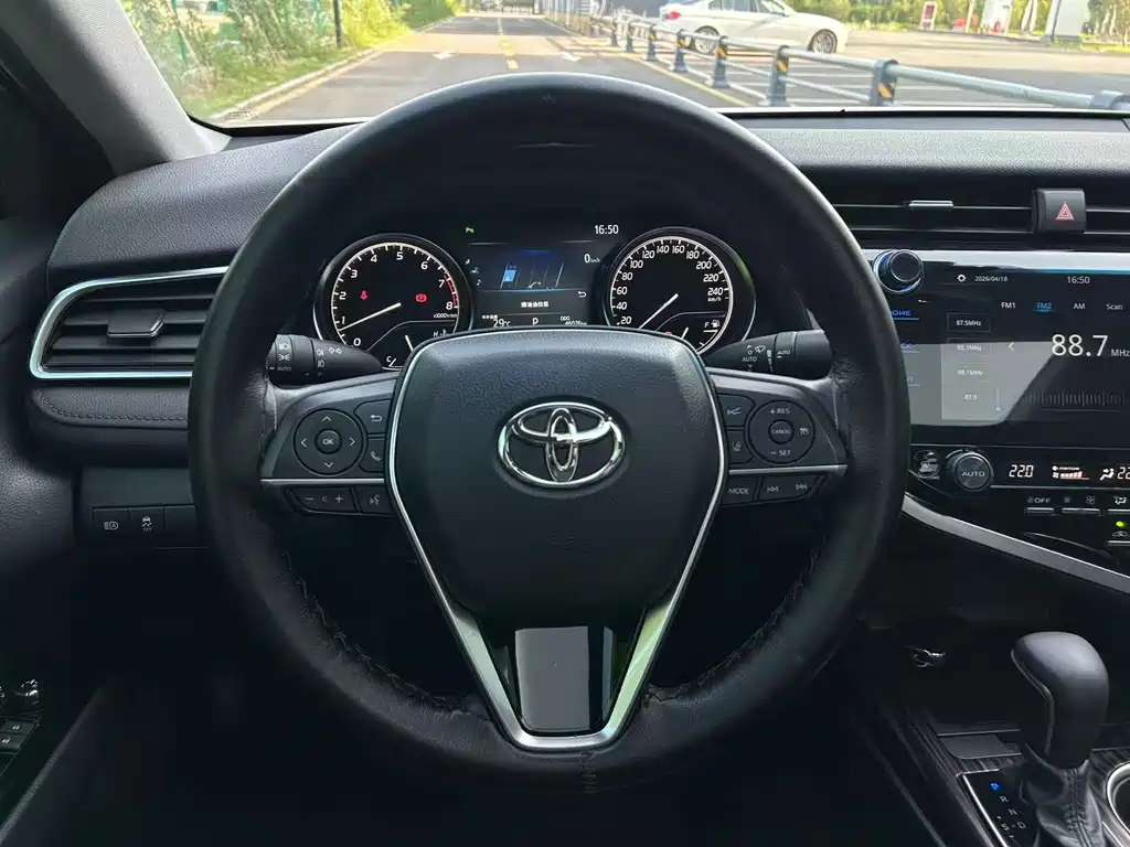 Toyota Camry 2020 — фото 12