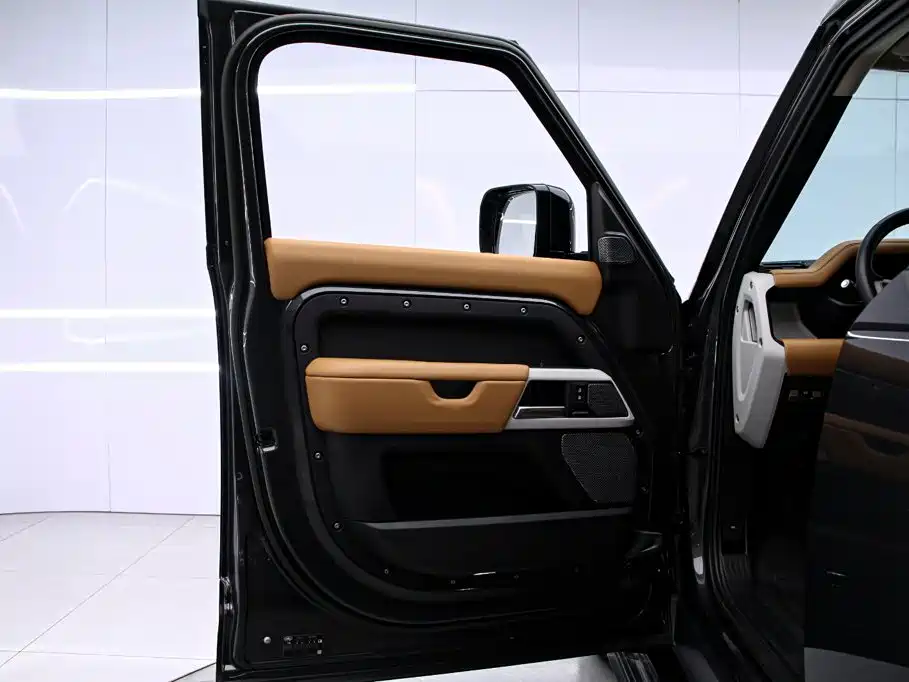 Land Rover Defender 2023 — фото 13