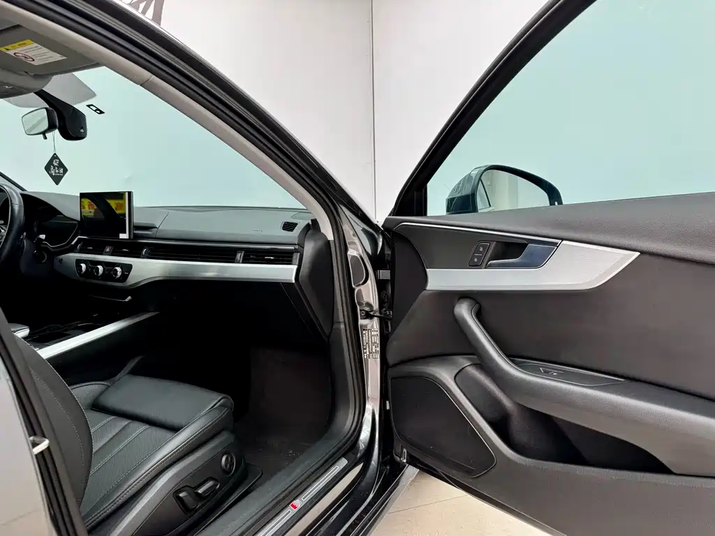 Audi A4L 2023 — фото 12