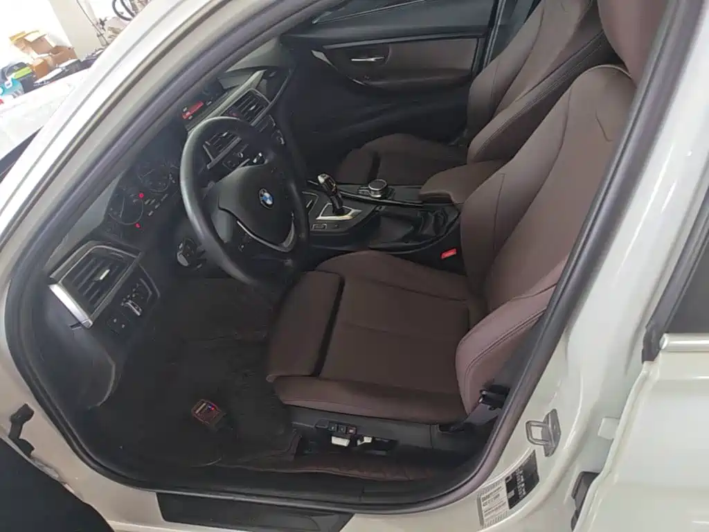 BMW 3 Series 2019 — фото 15