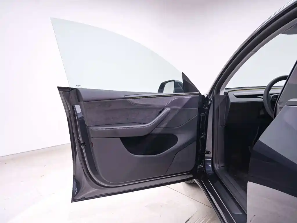 Tesla Model Y 2025 — фото 15