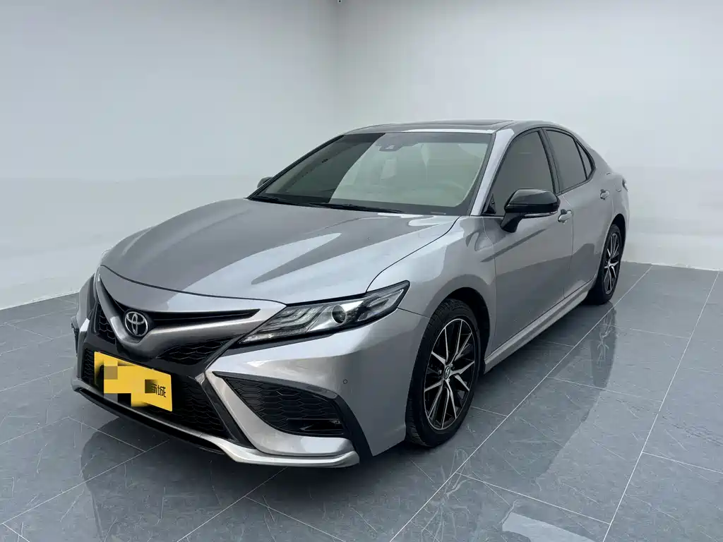 Toyota Camry 2022 — фото 1