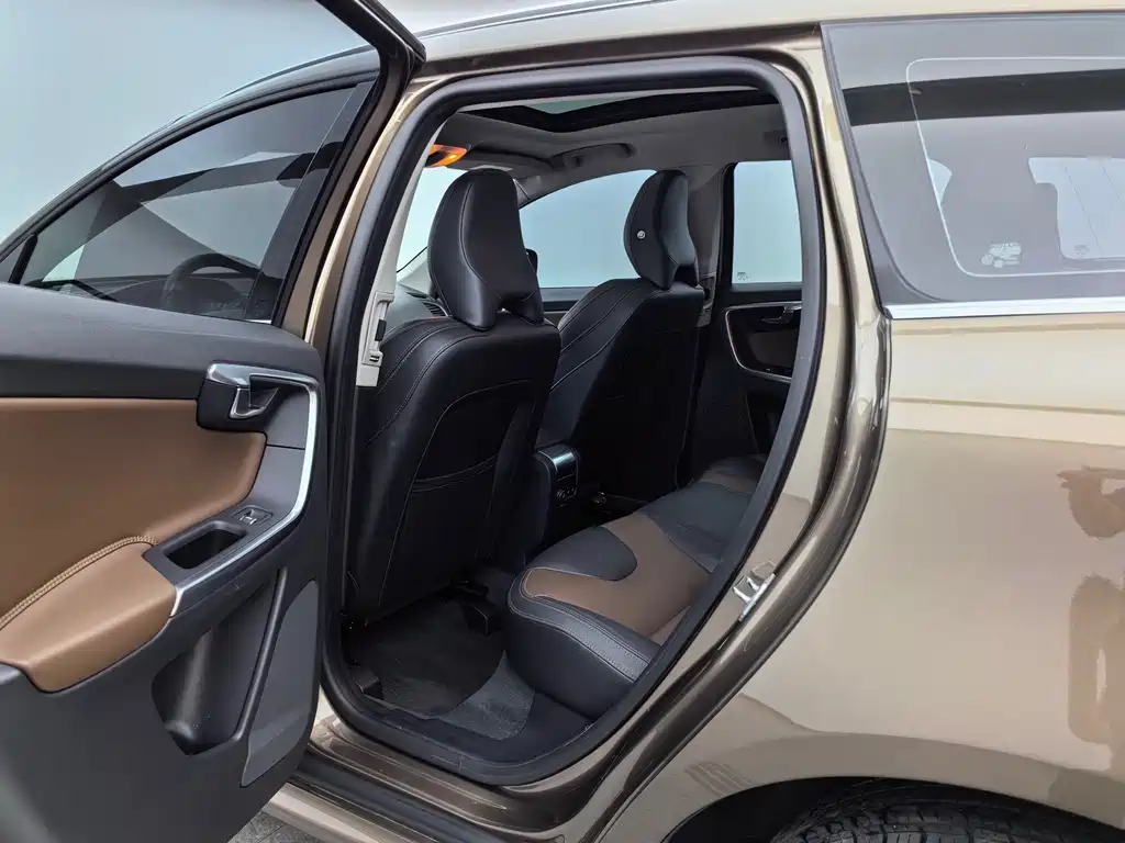 Volvo XC60 2017 — фото 12