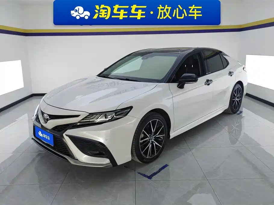 Toyota Camry 2022 — фото 1