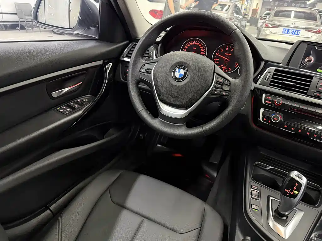 BMW 3 Series 2017 — фото 10