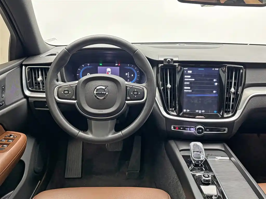 Volvo S60 2023 — фото 19