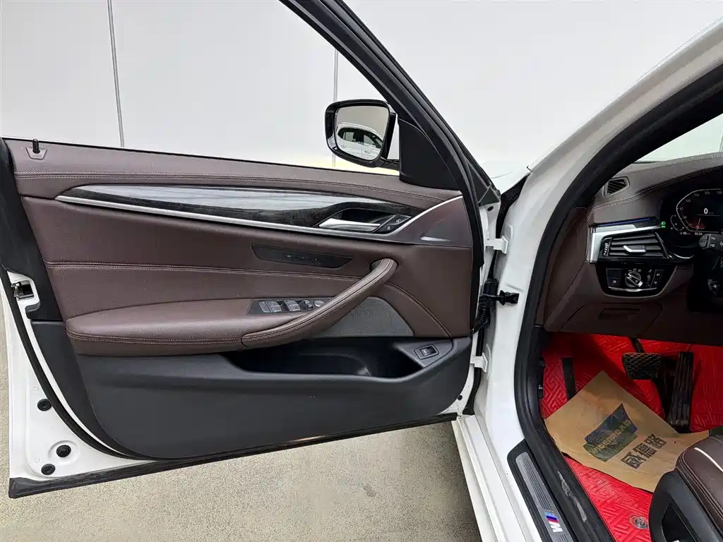 BMW 5 Series 2021 — фото 12