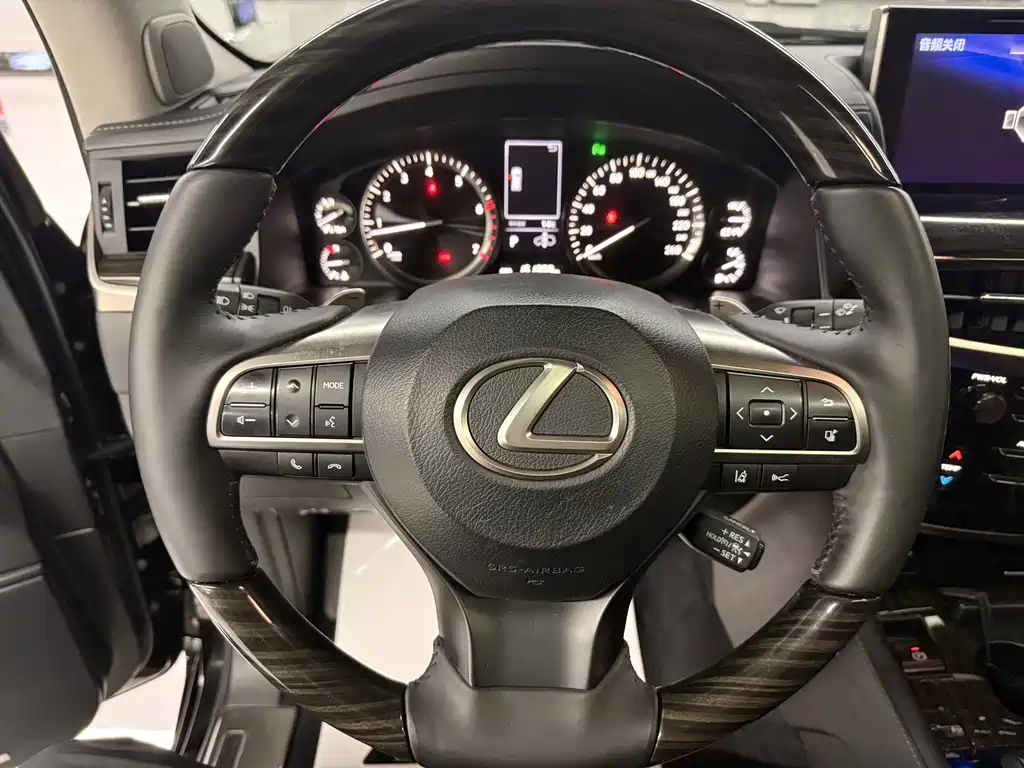 Lexus LX 2017 — фото 16