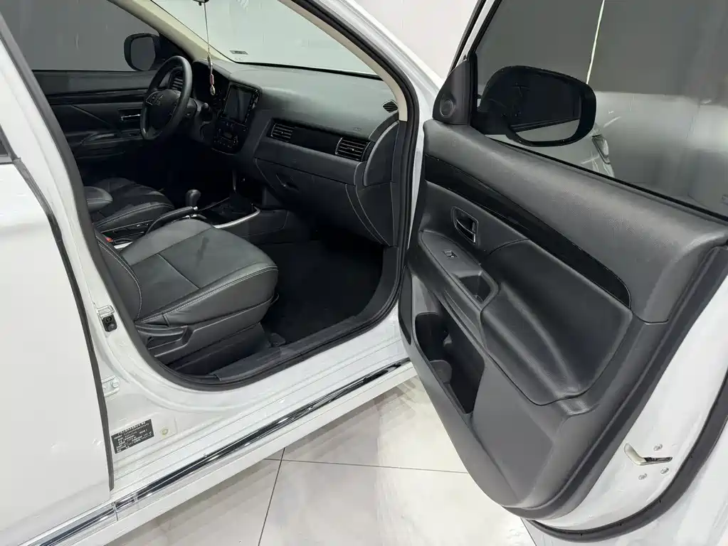 Mitsubishi Outlander 2022 — фото 16