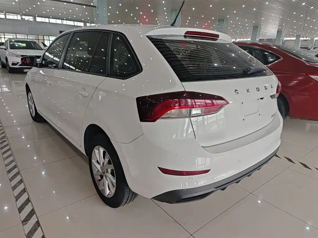 Skoda Rapid Spaceback 2020 — фото 5