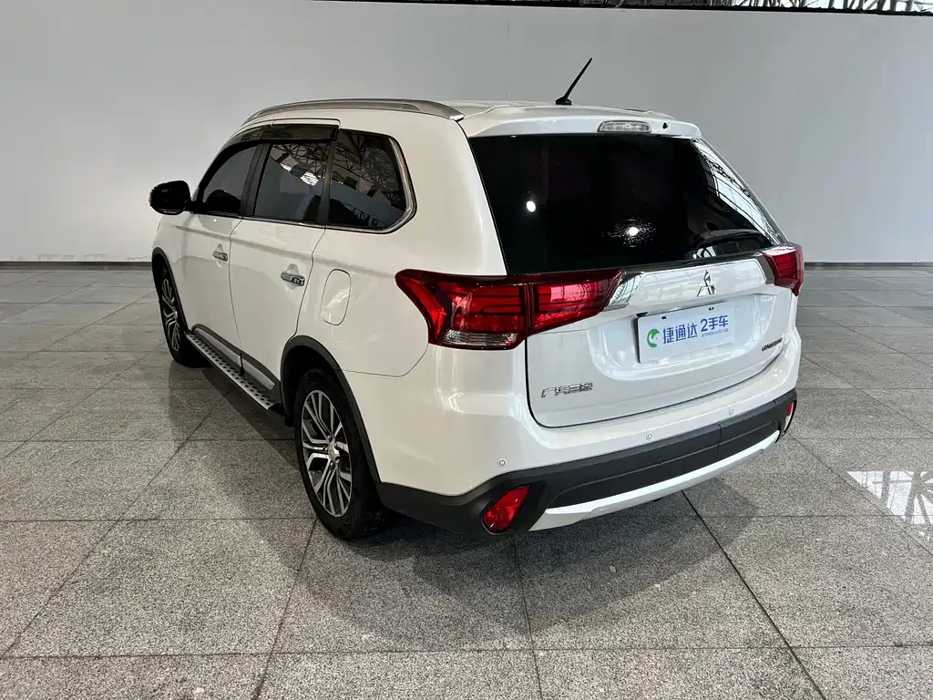 Mitsubishi Outlander 2017 — фото 7
