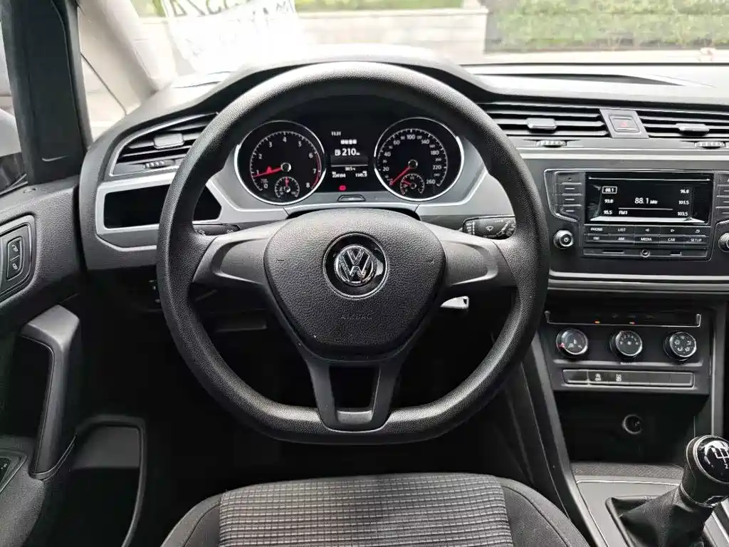 Volkswagen Touran 2017 — фото 9