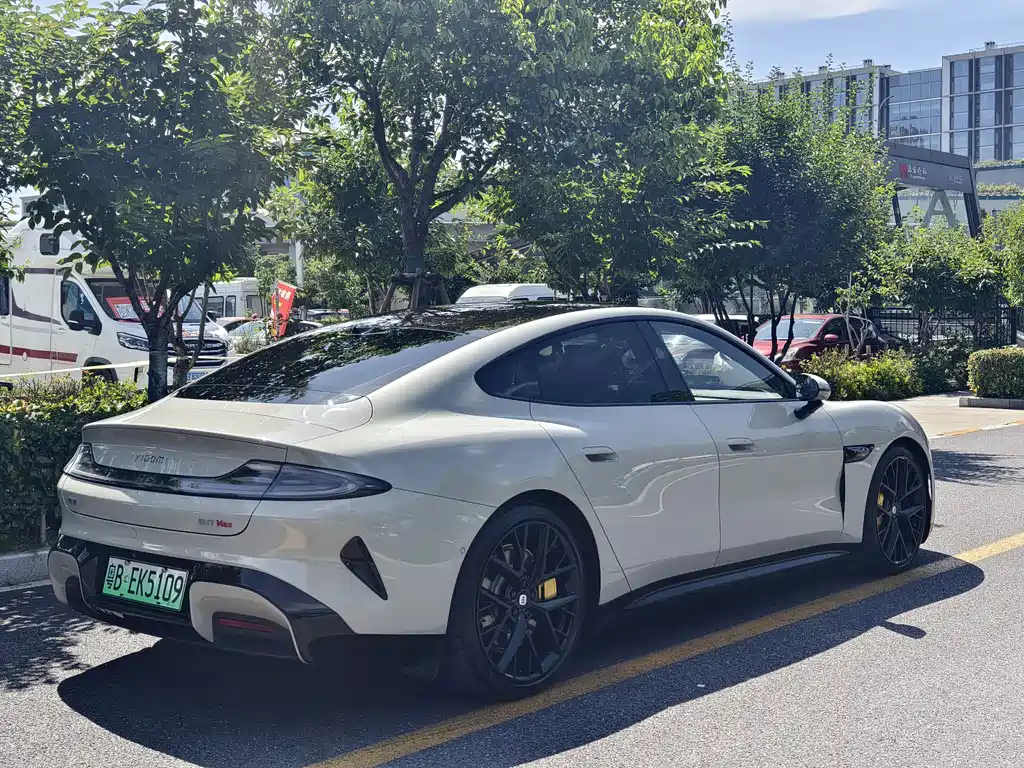 Xiaomi SU7 2025