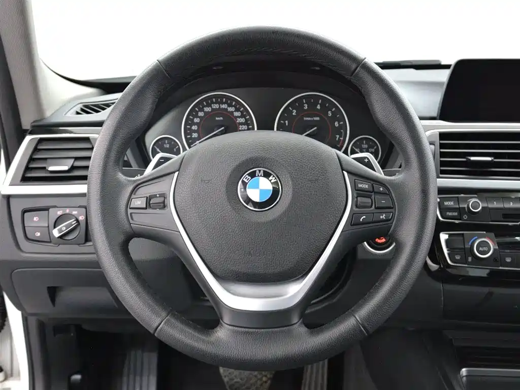 BMW 3 Series 2017 — фото 13