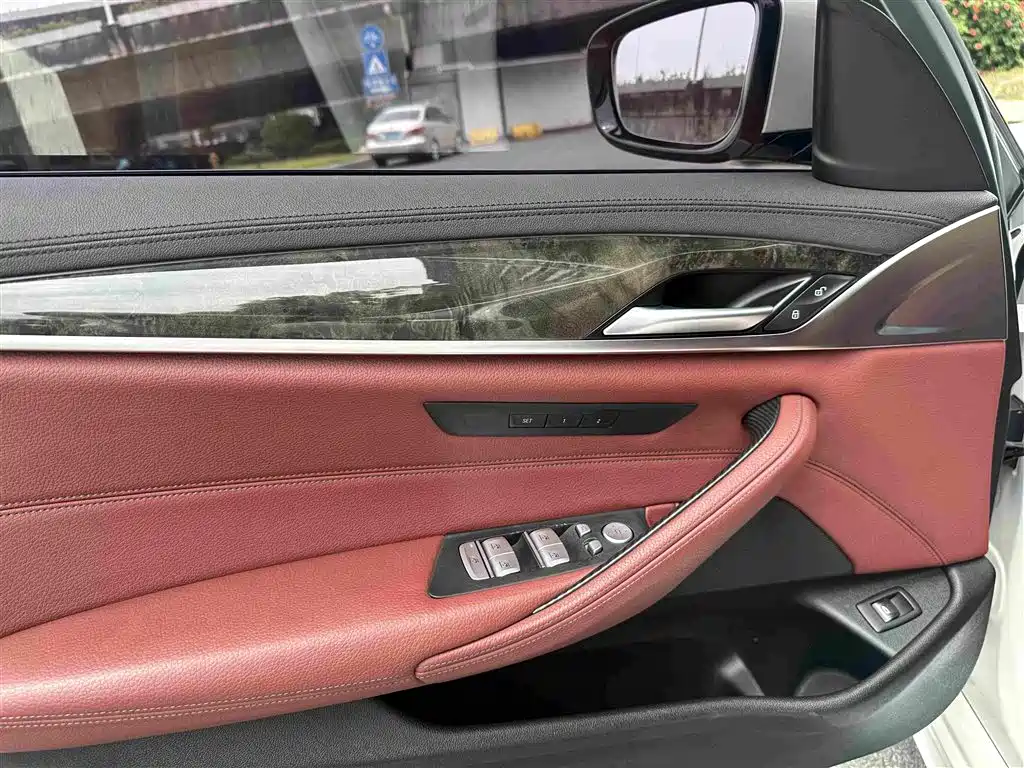 BMW 5 Series 2019 — фото 17