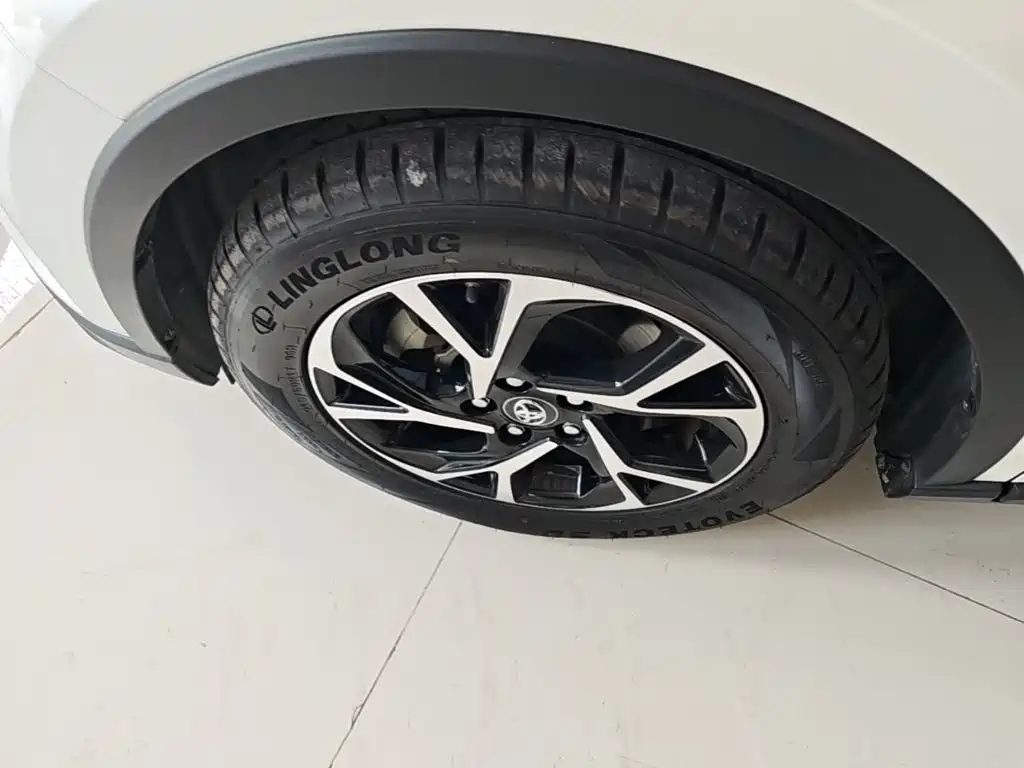 Toyota C-HR 2020 — фото 23