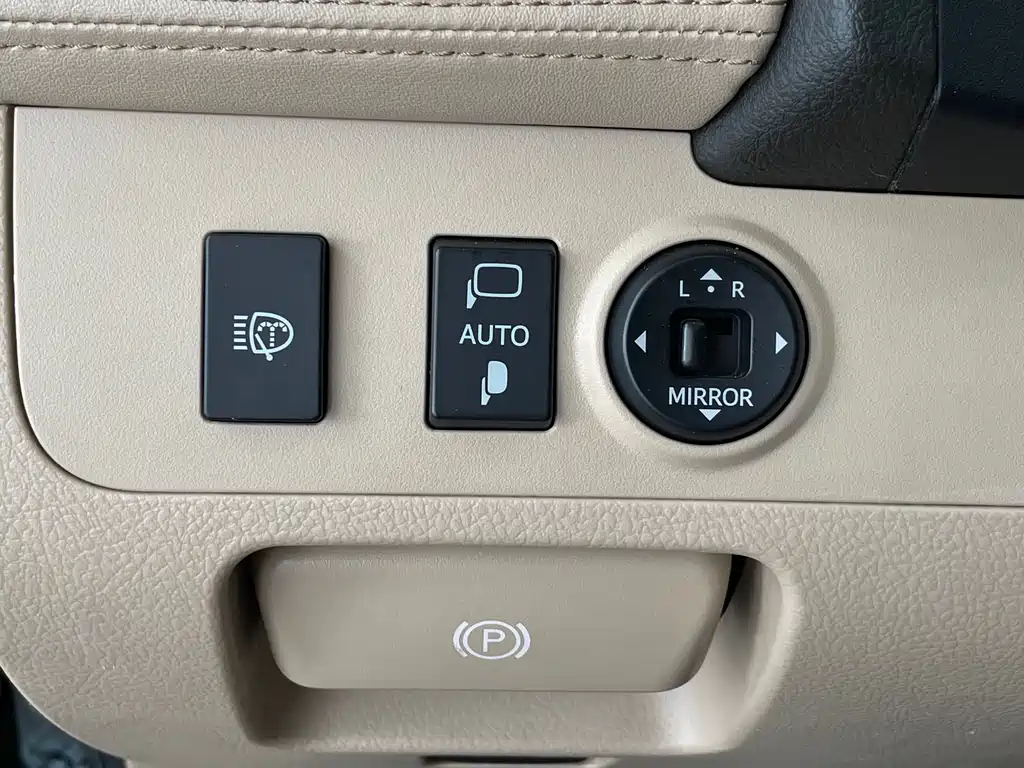 Toyota Crown 2015 — фото 20