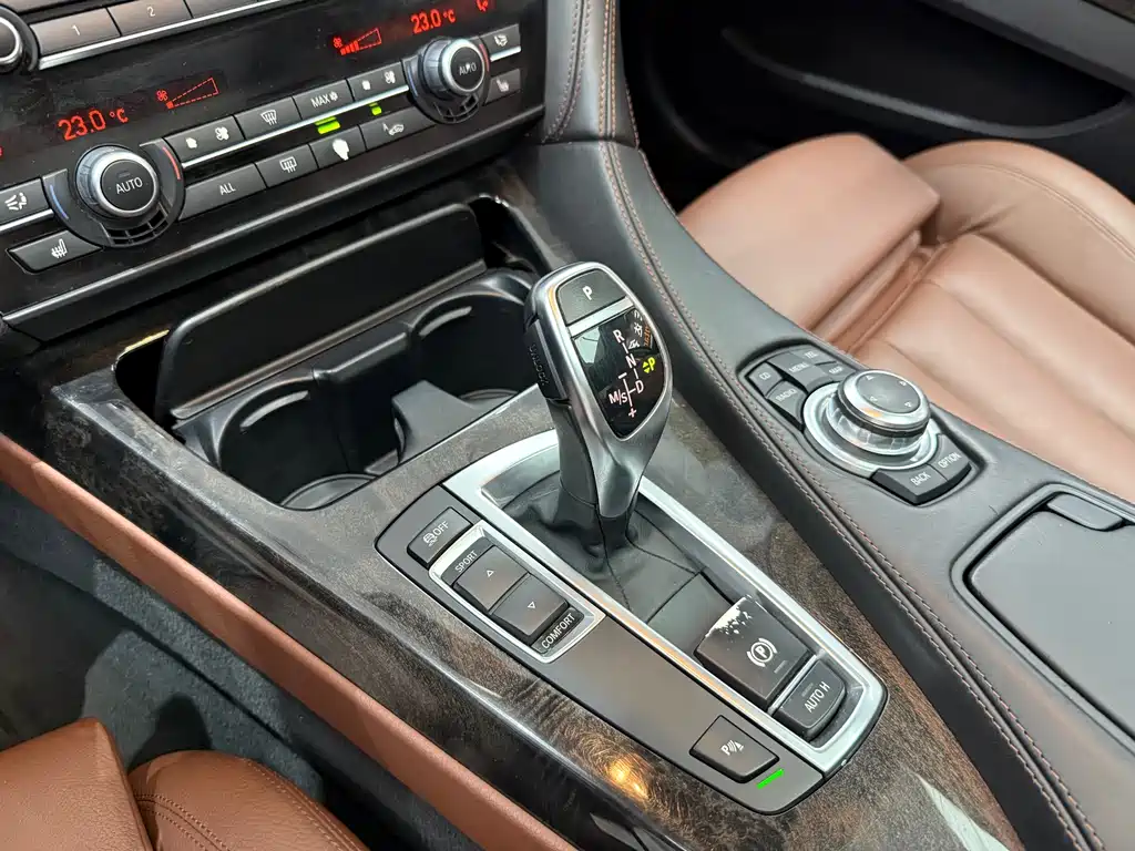 BMW 6 Series 2012 — фото 16