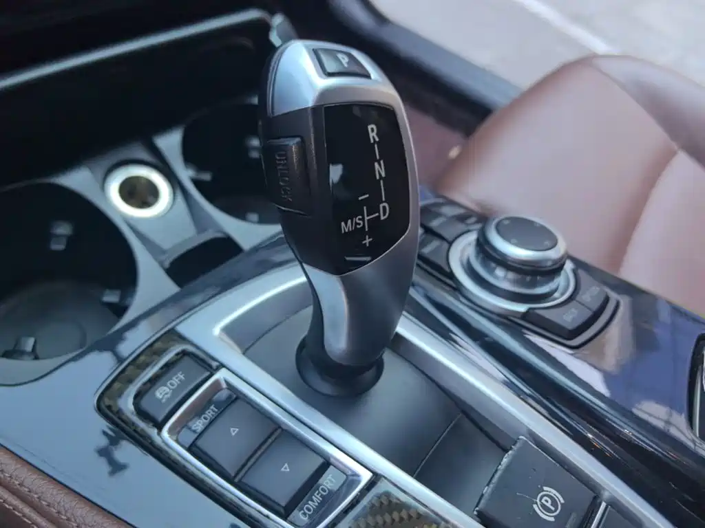 BMW 5 Series 2015 — фото 14