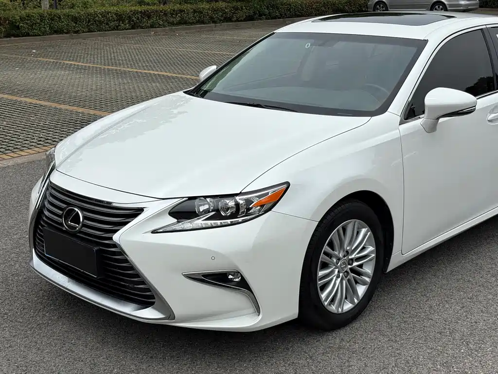Lexus ES 2017 — фото 31