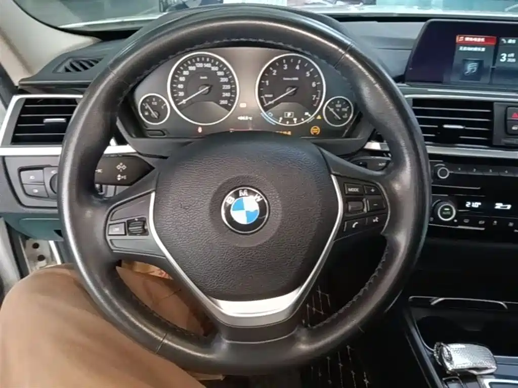 BMW 3 Series 2018 — фото 11