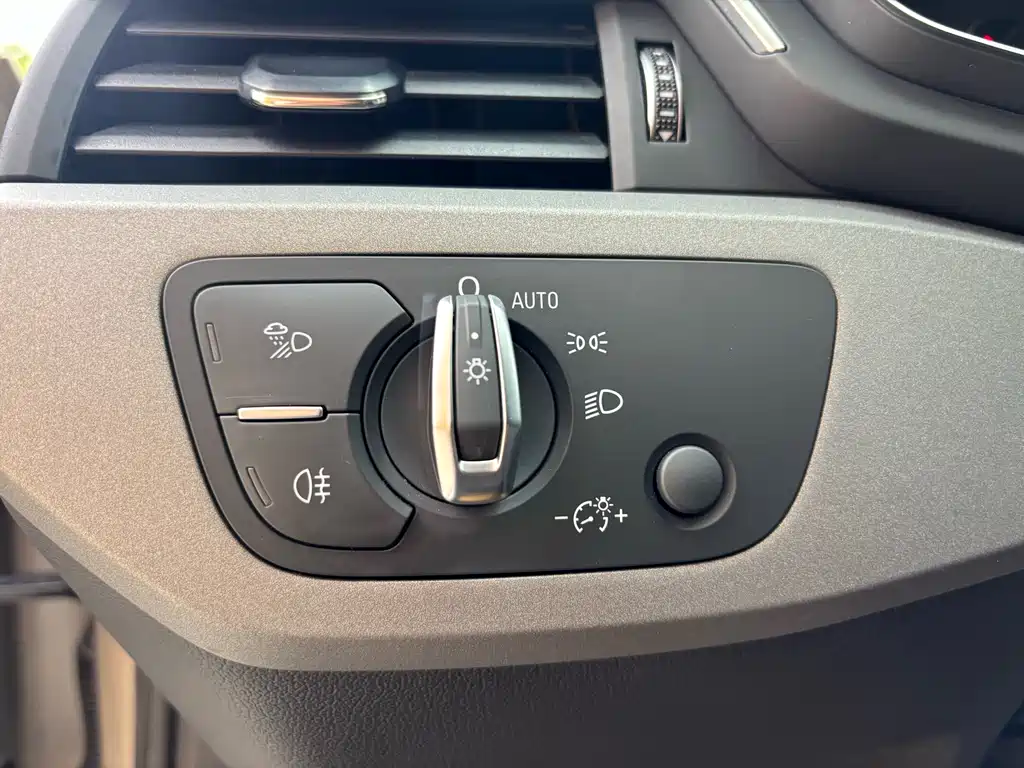 Audi A4L 2018 — фото 23