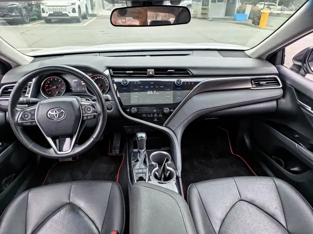 Toyota Camry 2019 — фото 5