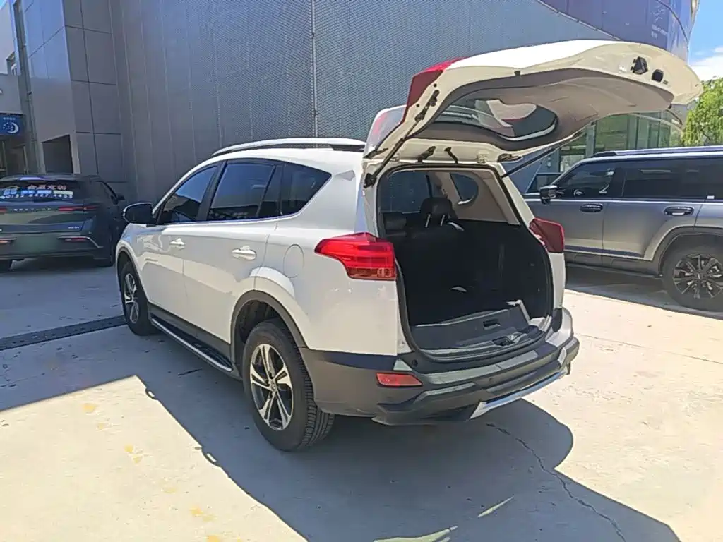 Toyota RAV4 2015 — фото 5