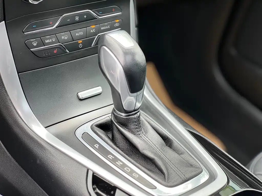 Ford Edge 2016 — фото 13