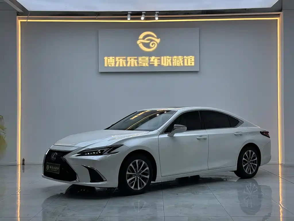 Lexus ES 2025
