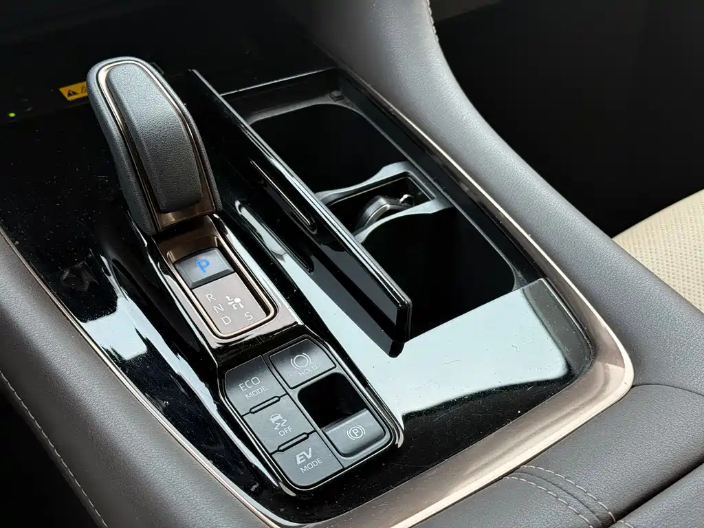 Toyota Alphard 2023 — фото 12