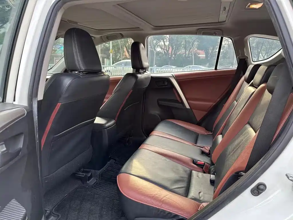 Toyota RAV4 2015 — фото 6