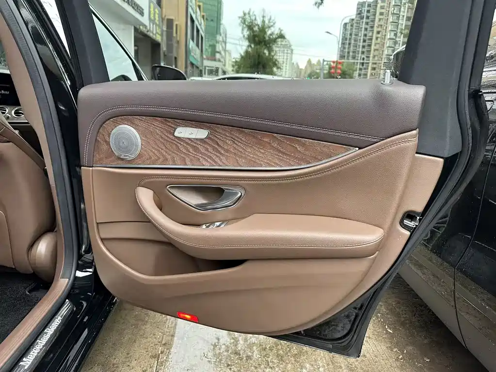 Mercedes-Benz E-Class 2023 — фото 9