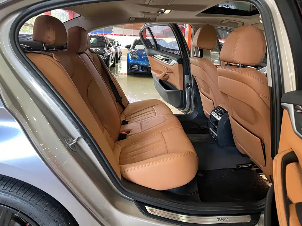 BMW 5 Series 2018 — фото 10