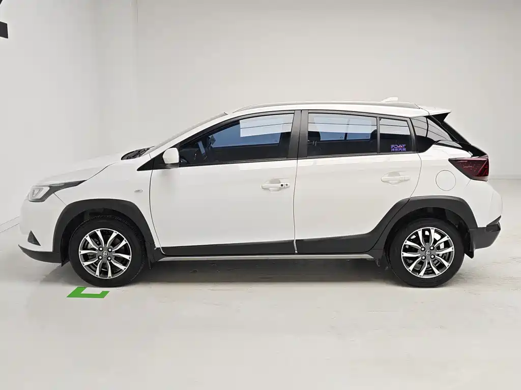 Toyota Yaris L 2023 — фото 9