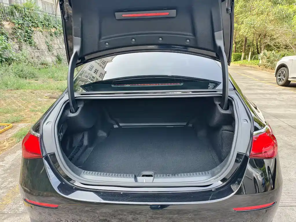 Mercedes-Benz E-Class 2025 — фото 19