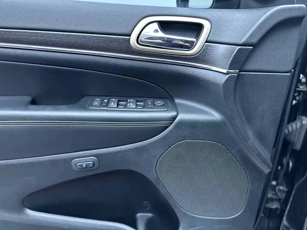 Jeep Grand Cherokee 2015 — фото 11