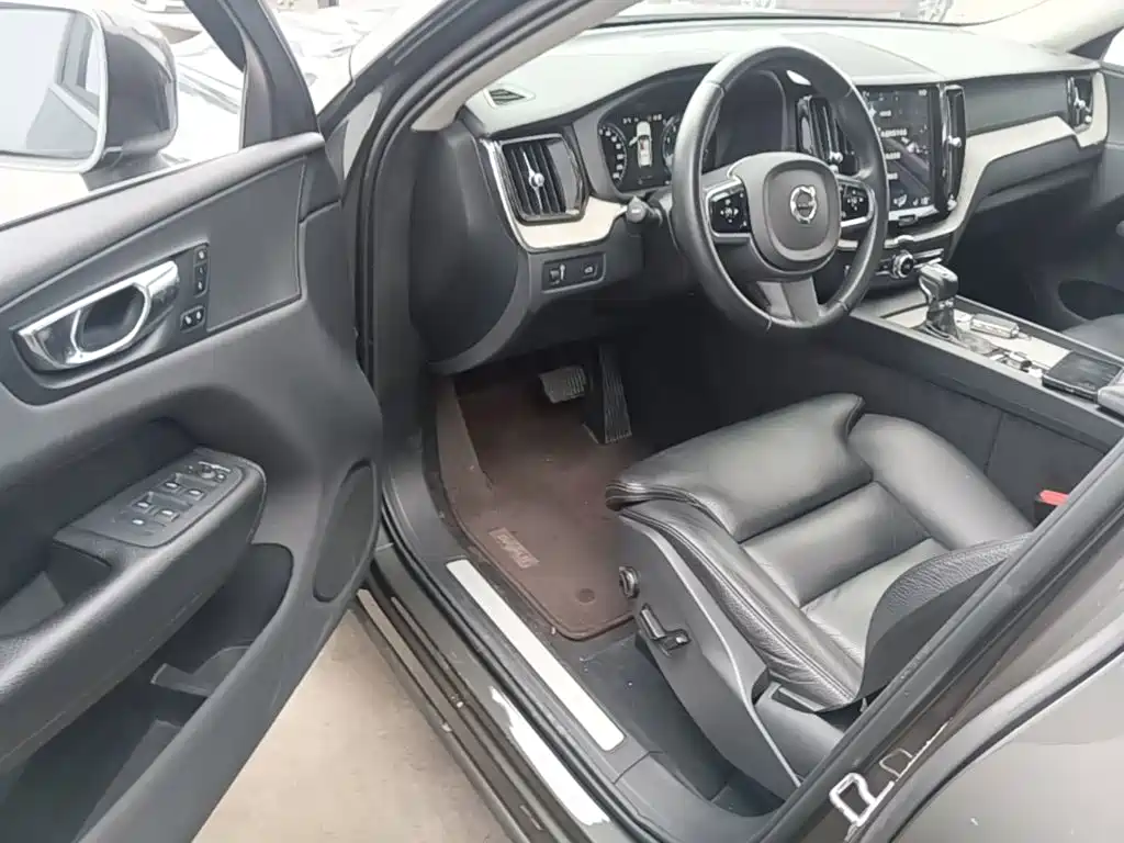 Volvo XC60 2019 — фото 16
