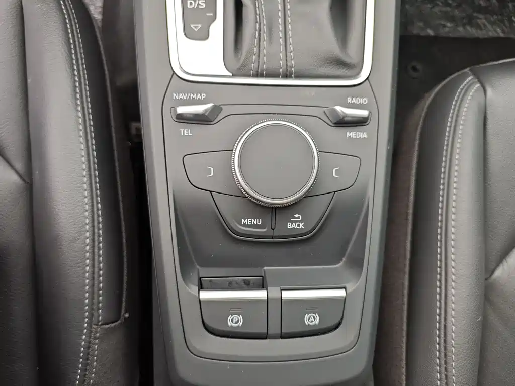 Audi Q2L 2023 — фото 23