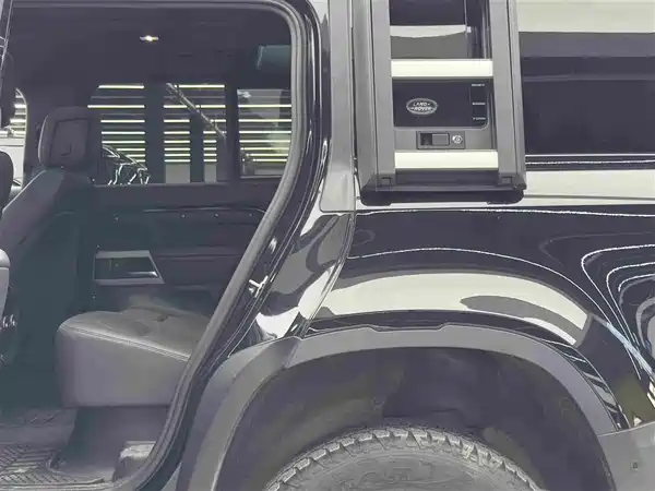 Land Rover Defender 2024