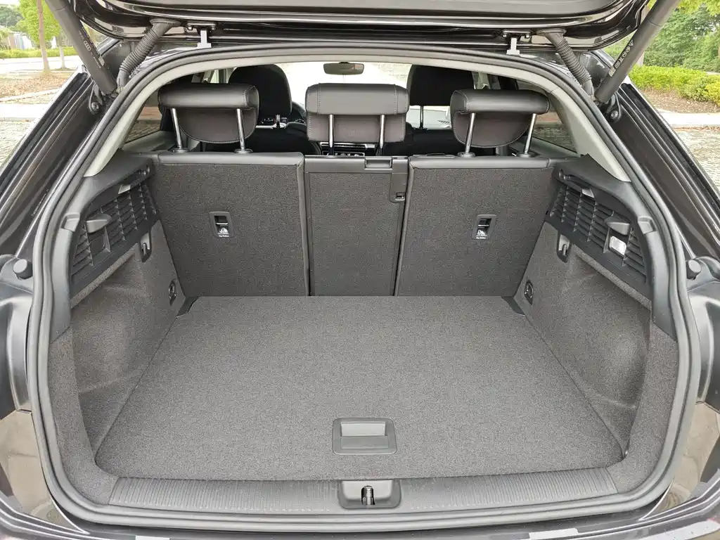 Audi Q2L 2023 — фото 15