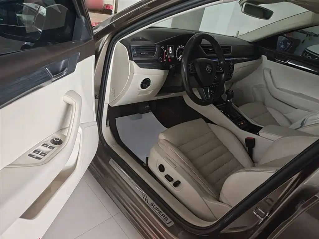 Skoda Superb 2015 — фото 16