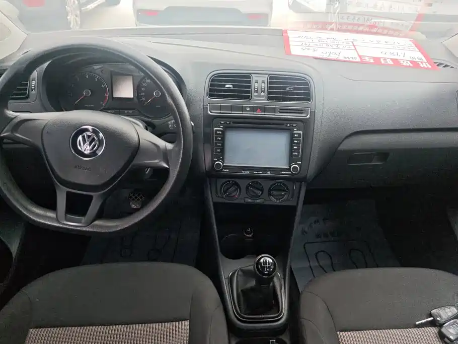 Volkswagen Polo 2015 — фото 12